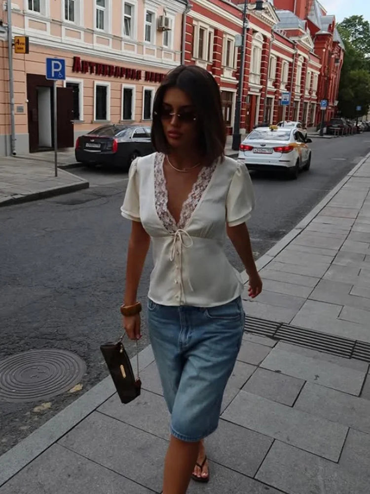 Blusa Acetinada com Renda e Manga Curta - foto 9