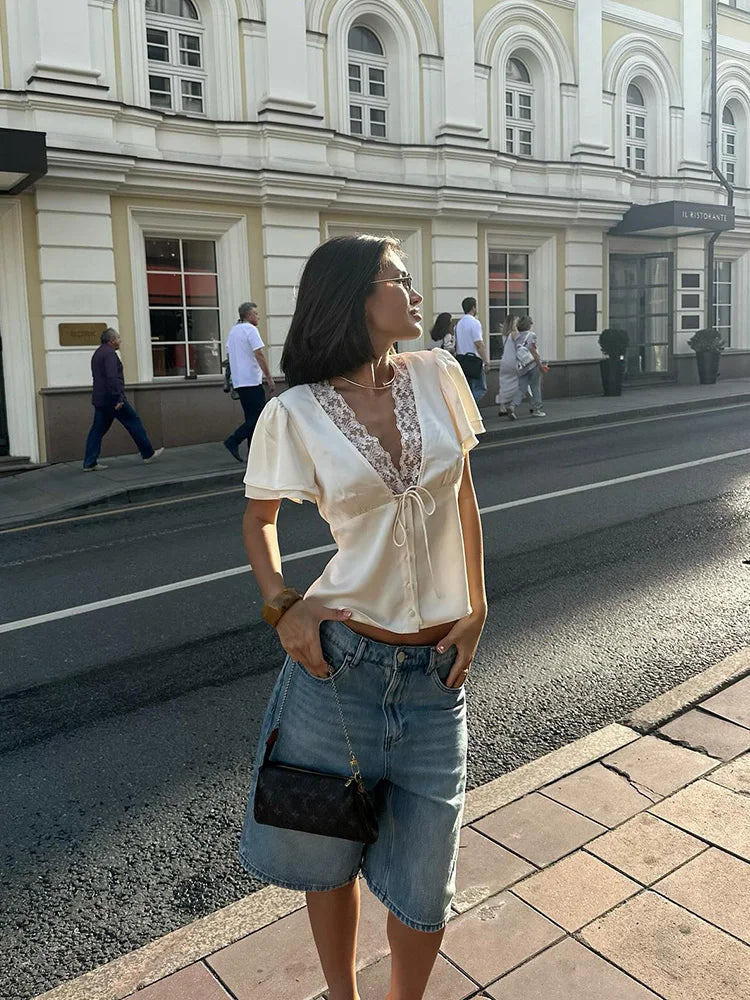 Blusa Acetinada com Renda e Manga Curta - foto 17