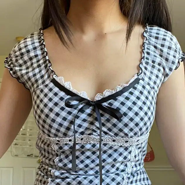 Camiseta Feminina Crop Top com Decote Quadrado e Renda — foto 2