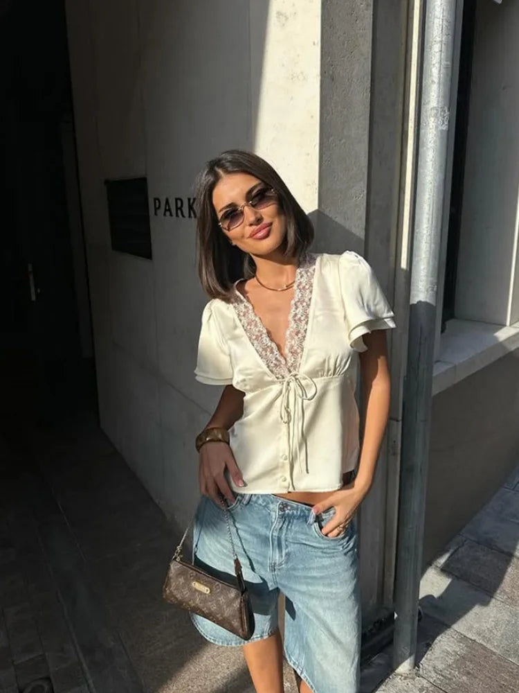 Blusa Acetinada com Renda e Manga Curta - foto 15