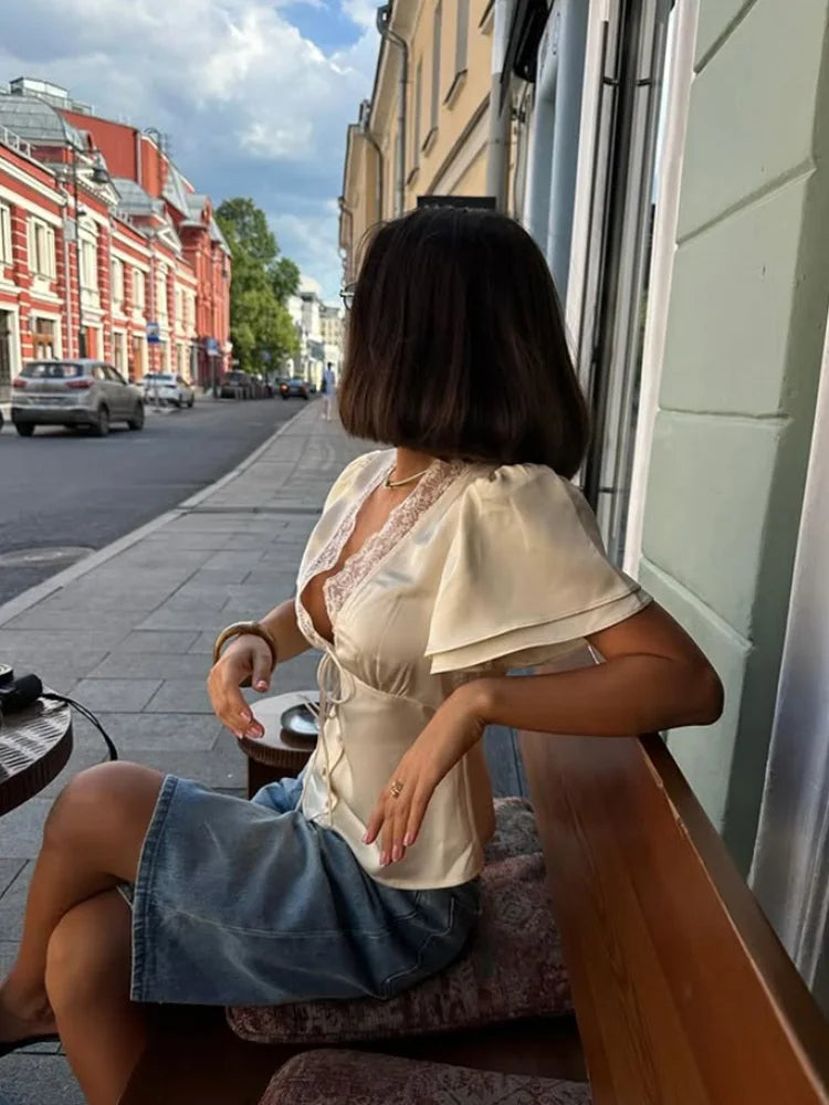 Blusa Acetinada com Renda e Manga Curta - foto 13