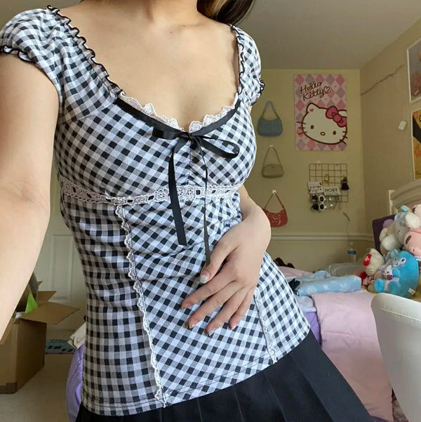Camiseta Feminina Crop Top com Decote Quadrado e Renda
